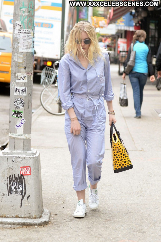 Dakota Fanning No Source Celebrity Posing Hot Babe Paparazzi Nyc