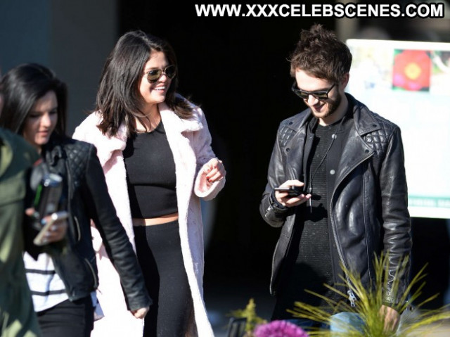 Selena Gomez Paparazzi Posing Hot Beautiful Babe Celebrity Actress Selena Gomez Paparazzi Posing Hot Beautiful Babe Celebrity Actress