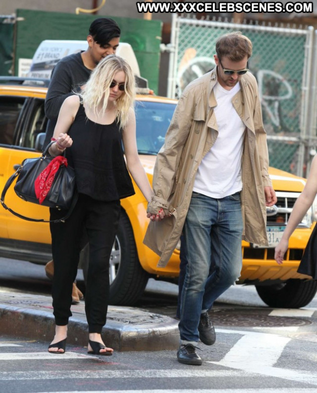 Dakota Fanning Posing Hot Nyc Boyfriend Paparazzi Beautiful Babe