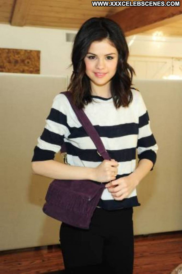 Selena Gomez Posing Hot Celebrity Beautiful Paparazzi Babe Nude Cute Selena Gomez Posing Hot Celebrity Beautiful Paparazzi Babe Nude Cute