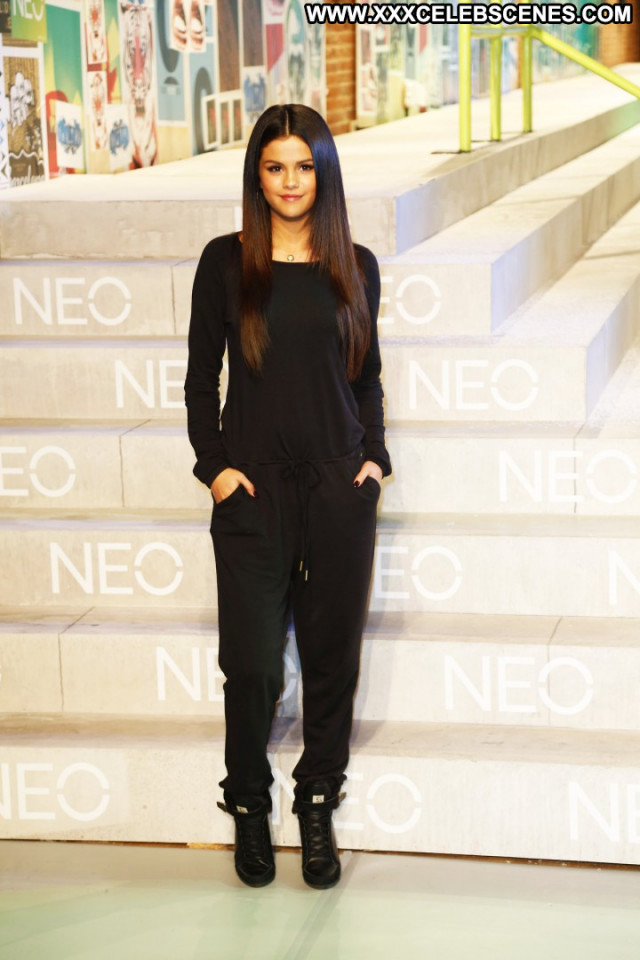 Selena Gomez Fashion Show Nyc Celebrity Paparazzi Babe Beautiful