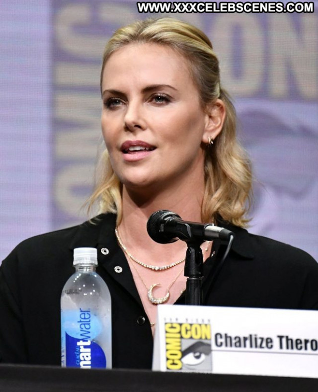 Charlize Theron Kick Ass Babe Paparazzi Posing Hot Beautiful Ass Charlize Theron Kick Ass Babe Paparazzi Posing Hot Beautiful Ass