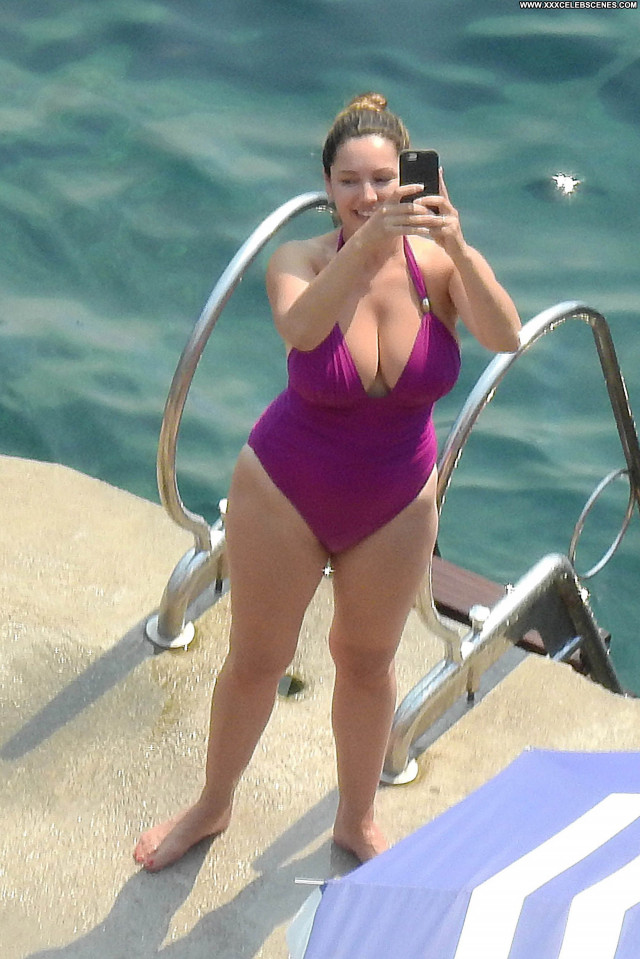 Kelly Brook No Source Posing Hot Swimsuit Celebrity Beautiful Actress