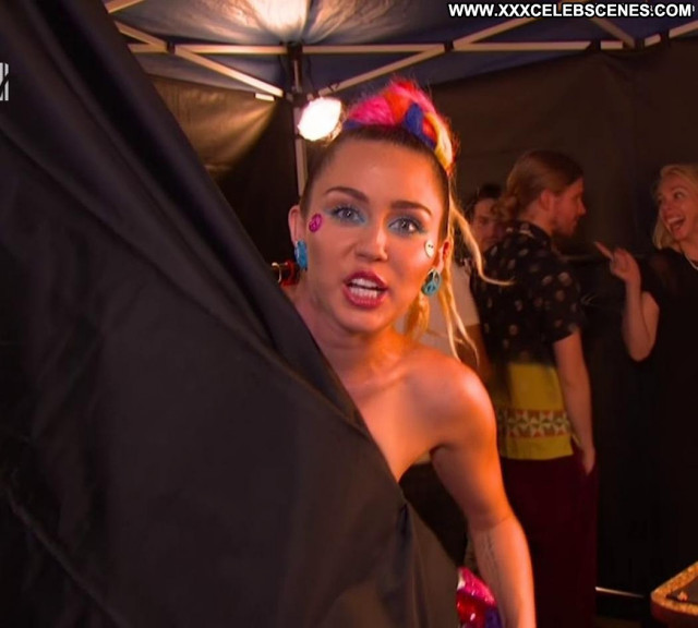Miley Cyrus Red Carpet Babe Beautiful Flashing Fashion Topless Car