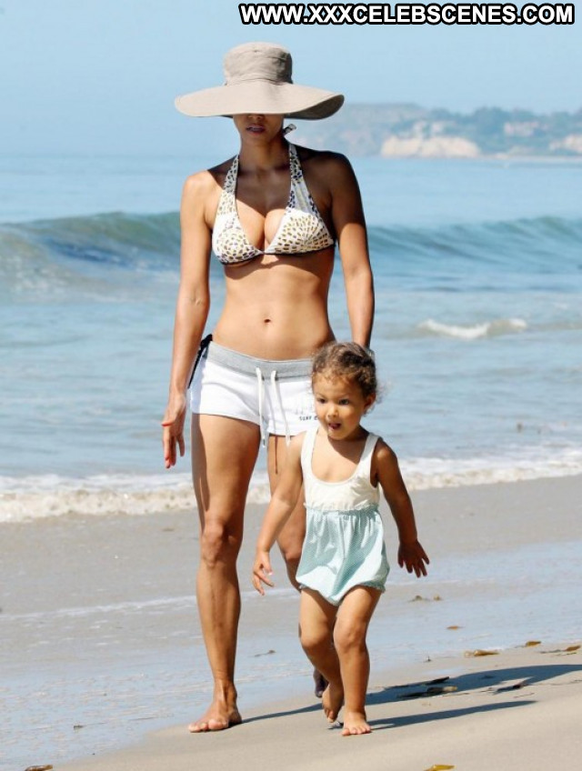 Halle Berry The Beach Beach Candid Babe Beautiful Posing Hot Bikini