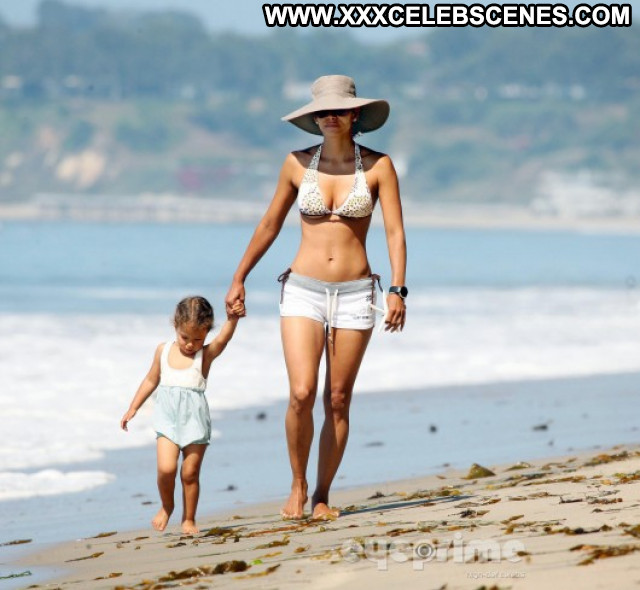 Halle Berry The Beach Beach Bikini Celebrity Candids Paparazzi Candid