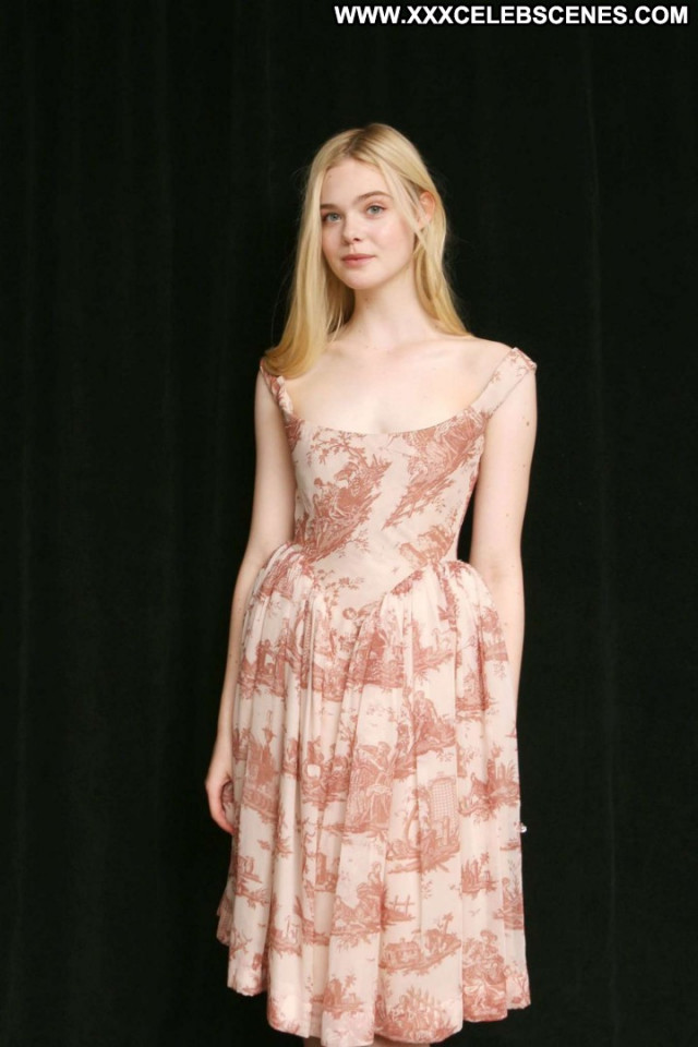 Elle Fanning Beverly Hills Posing Hot Beautiful Celebrity Movie