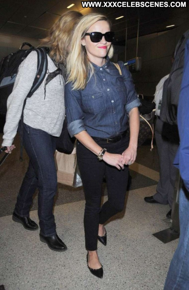 Reese Witherspoon Lax Airport Paparazzi Posing Hot Celebrity