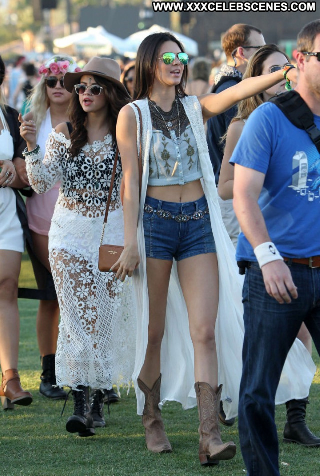 Selena Gomez Posing Hot Beautiful Paparazzi Babe Celebrity Coach