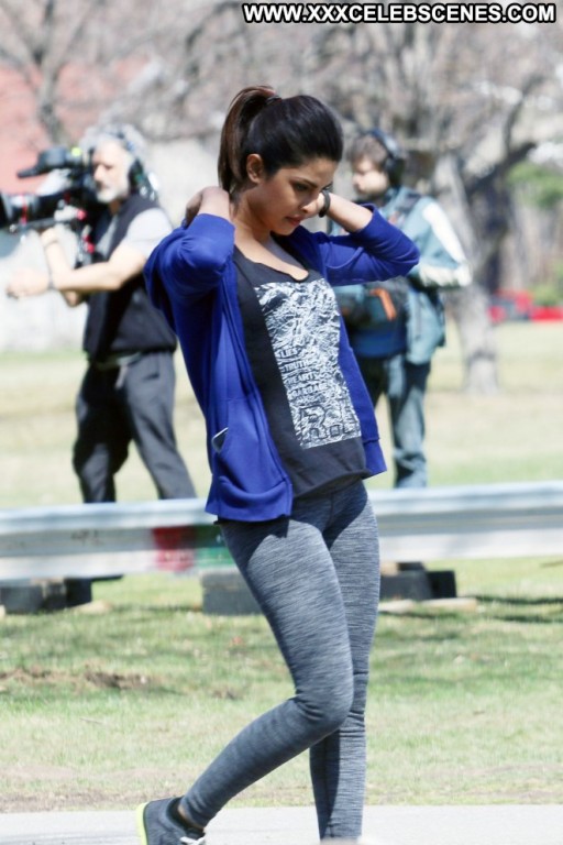Prinyanka Chopra Celebrity Straight Babe Paparazzi Posing Hot Beautiful