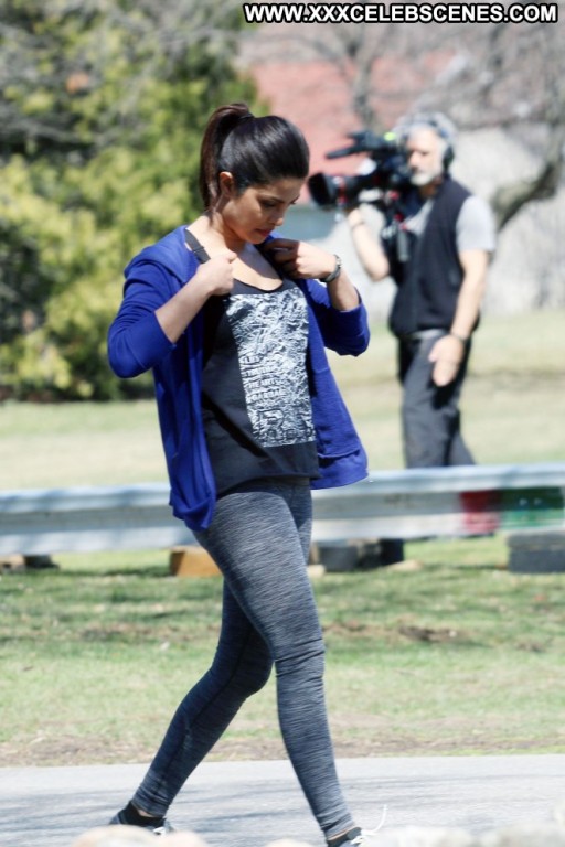 Prinyanka Chopra Celebrity Straight Babe Paparazzi Posing Hot Beautiful