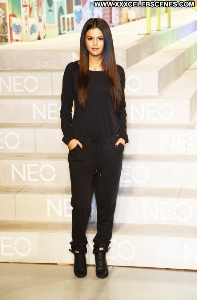 Selena Gomez Fashion Show Nyc Paparazzi Posing Hot Beautiful Fashion