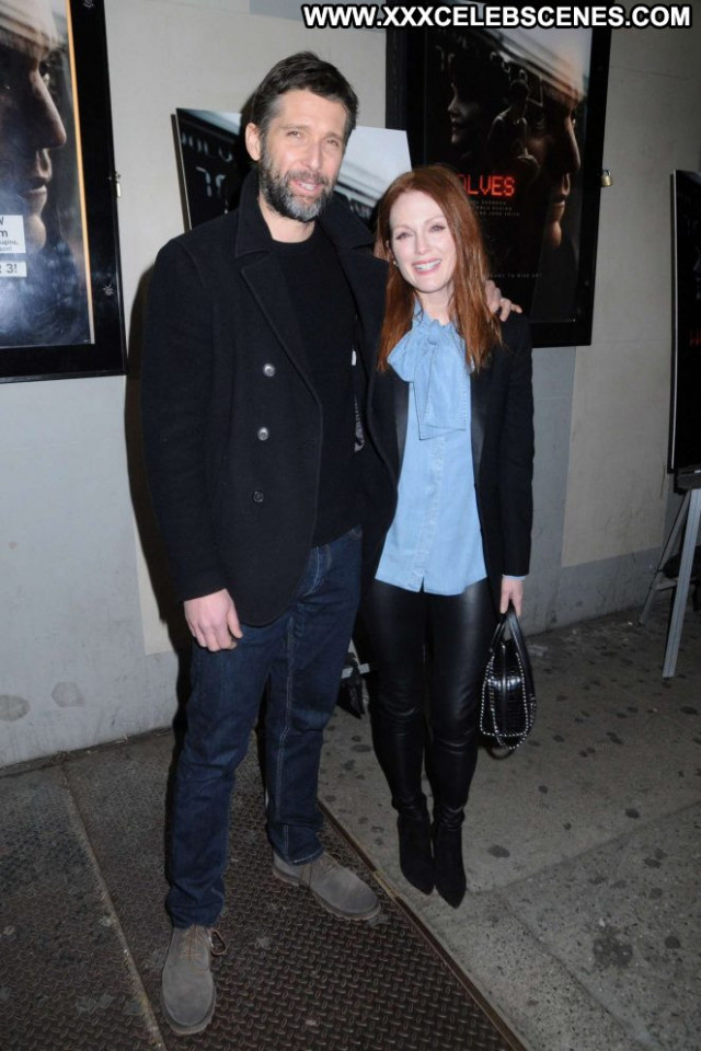 Julianne Moore New York Celebrity Posing Hot Beautiful Paparazzi Babe