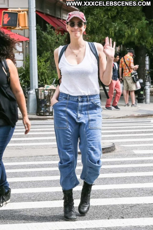 Sarah Silverman New York Beautiful New York Babe Celebrity Posing Hot