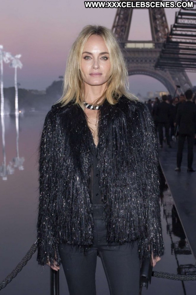 Amber Valletta Fashion Show Paparazzi Beautiful Paris Celebrity