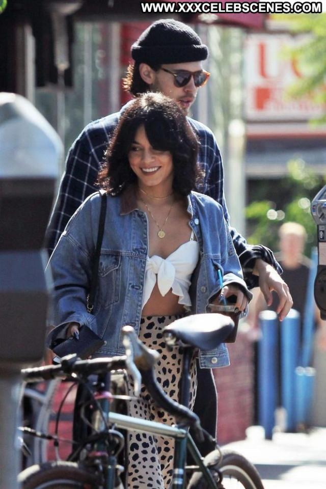 Vanessa Hudgens Los Angeles Posing Hot Babe Angel Paparazzi Los