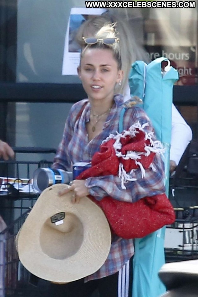 Miley Cyrus No Source Shopping Posing Hot Mali Babe Beautiful