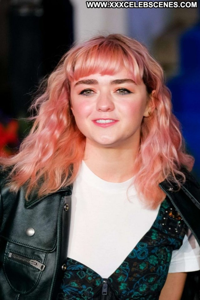 Maisie Williams No Source Paparazzi Celebrity Babe Posing Hot