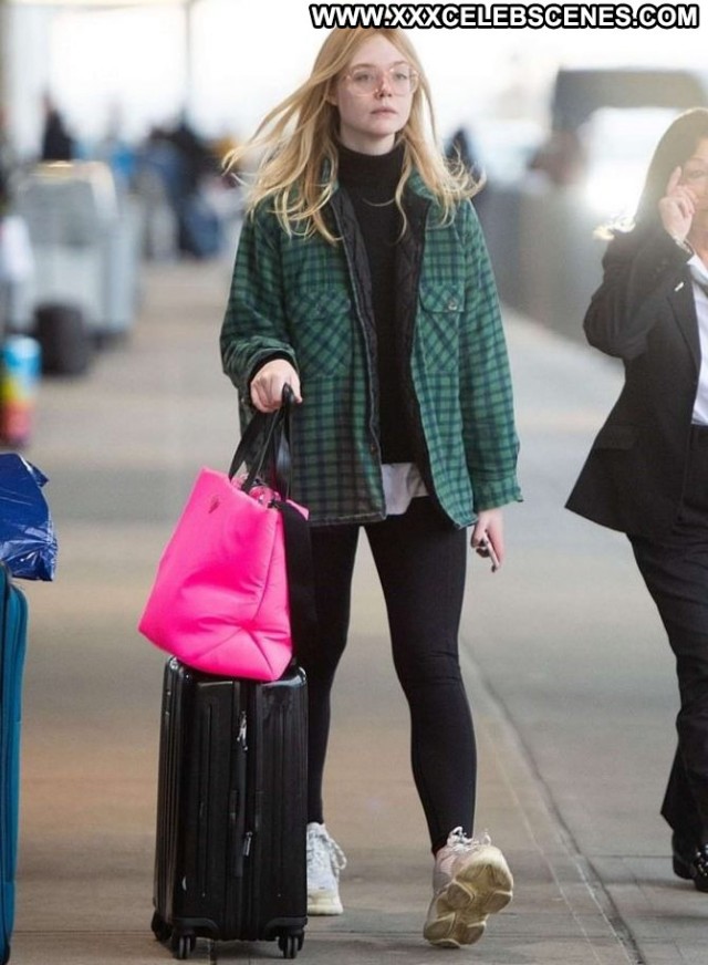 Elle Fanning Jfk Airport In Nyc Posing Hot Celebrity Nyc Beautiful