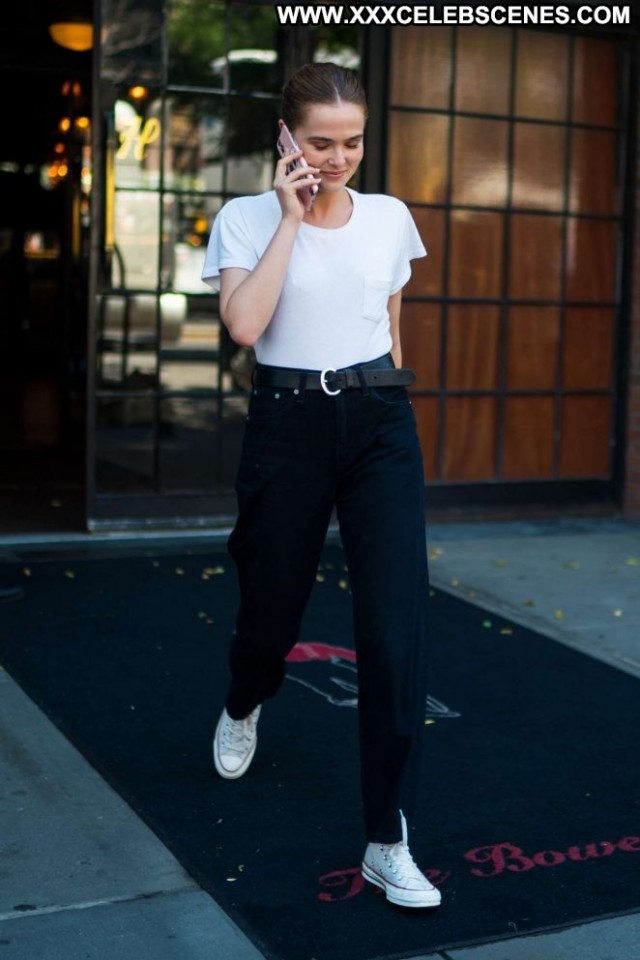 Zoey Deutch New York Posing Hot Beautiful Hot Paparazzi Celebrity