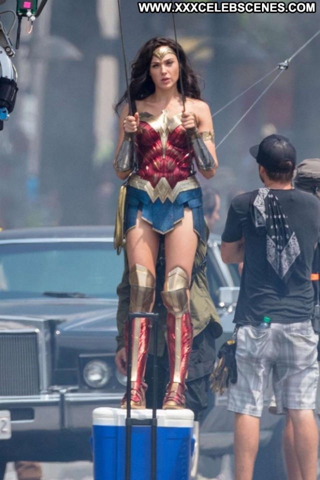 Gal Gadot Wonder Woman Posing Hot Paparazzi Celebrity Beautiful Babe