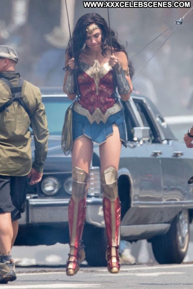Gal Gadot Wonder Woman Paparazzi Beautiful Babe Posing Hot Celebrity