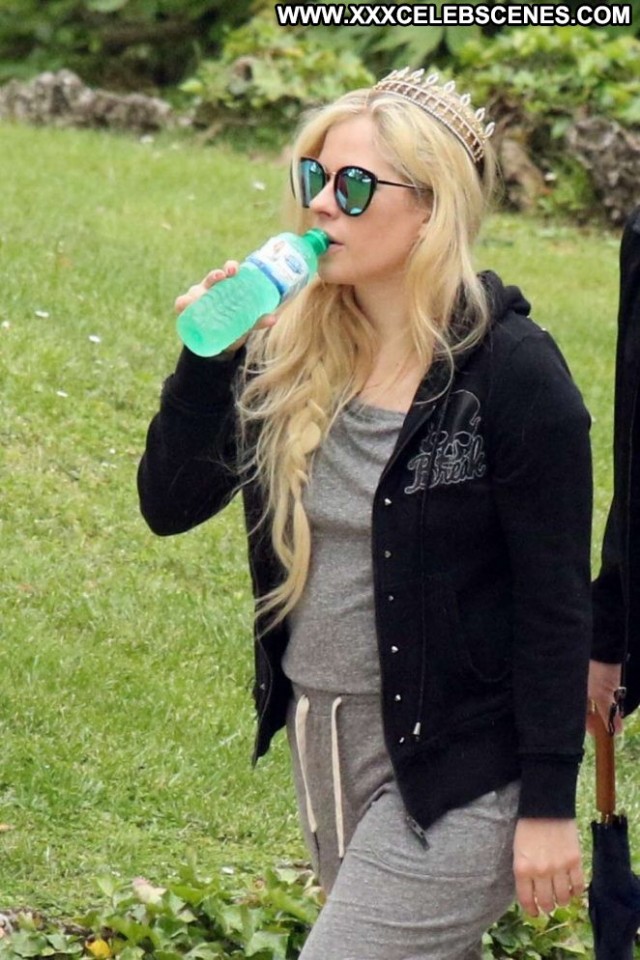 Avril Lavigne No Source Lake Celebrity Italy Posing Hot Paparazzi