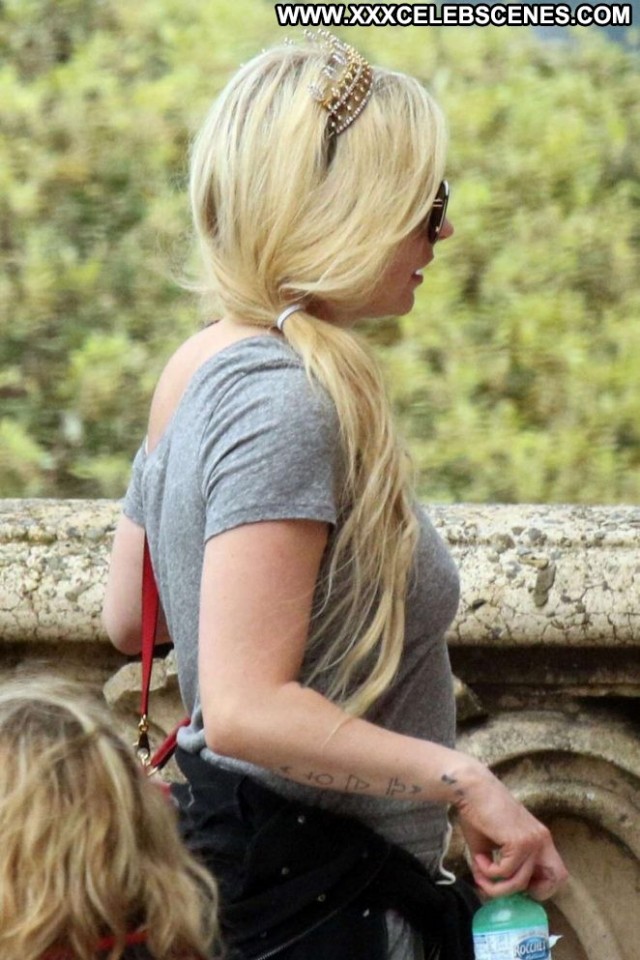 Avril Lavigne No Source Beautiful Lake Paparazzi Italy Babe Celebrity