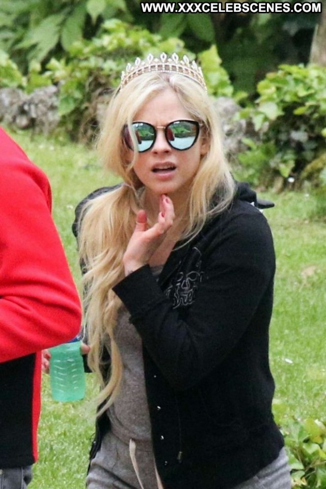 Avril Lavigne No Source Paparazzi Beautiful Italy Posing Hot Lake