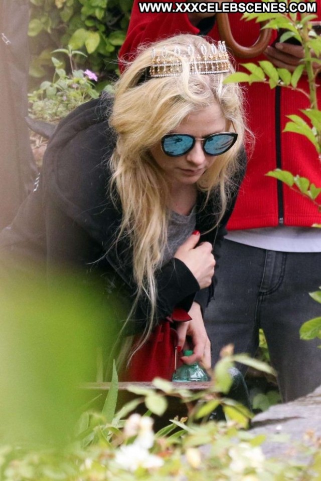 Avril Lavigne No Source  Lake Italy Beautiful Babe Celebrity