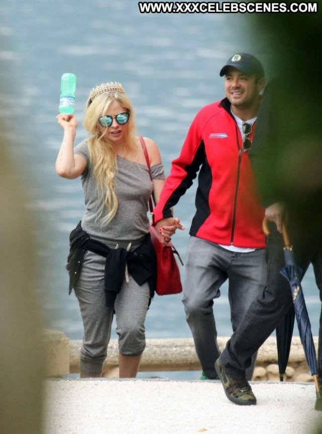Avril Lavigne No Source Italy Lake Paparazzi Posing Hot Babe