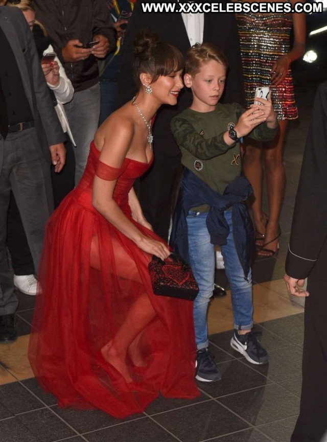 Bella Hadid No Source Posing Hot Beautiful Paparazzi Babe Celebrity