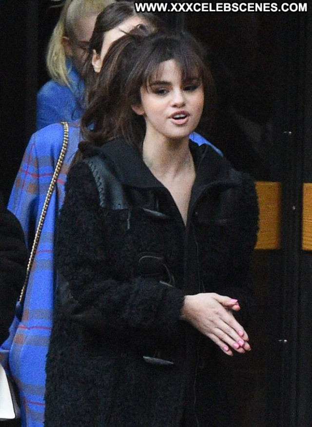 Selena Gome New York Apartment New York Posing Hot Paparazzi