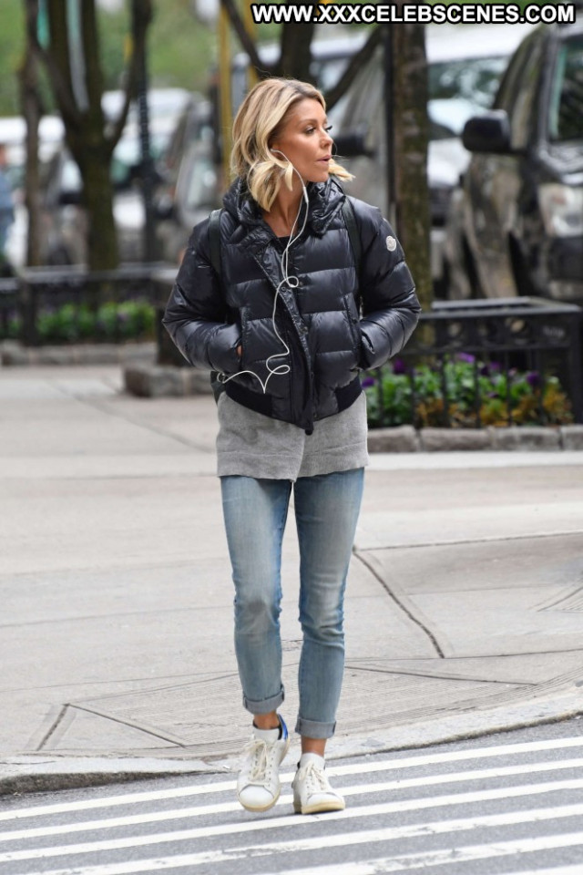 Kelly Ripa New York  Jeans Babe Beautiful Paparazzi New York Posing