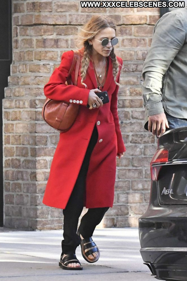 Mary Kate Olsen No Source  Paparazzi Babe Beautiful Celebrity Posing