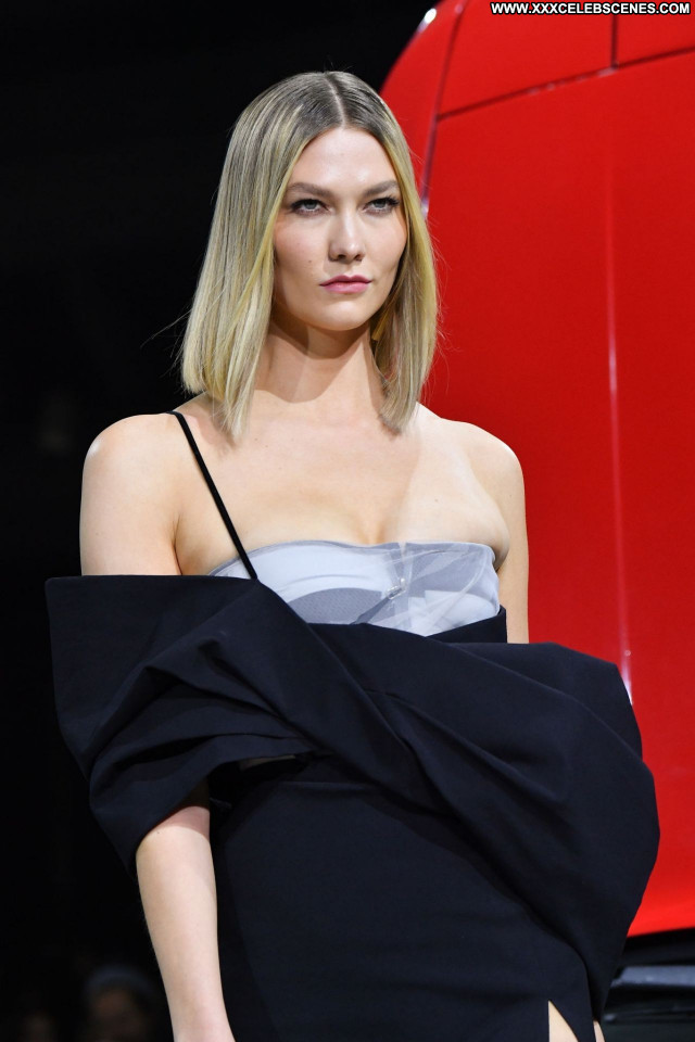 Karlie Kloss No Source Posing Hot Beautiful Sexy Babe Celebrity