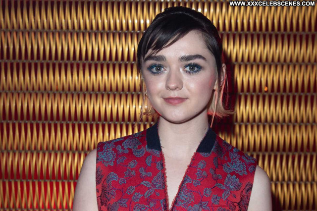 Maisie Williams Fashion Show Beautiful Babe Posing Hot Celebrity