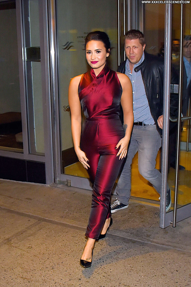 Demi Lovato New York Beautiful Paparazzi Hotel New York Posing Hot