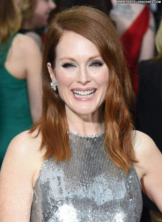 Julianne Moore Golden Globe Awards Paparazzi Beautiful Babe Posing