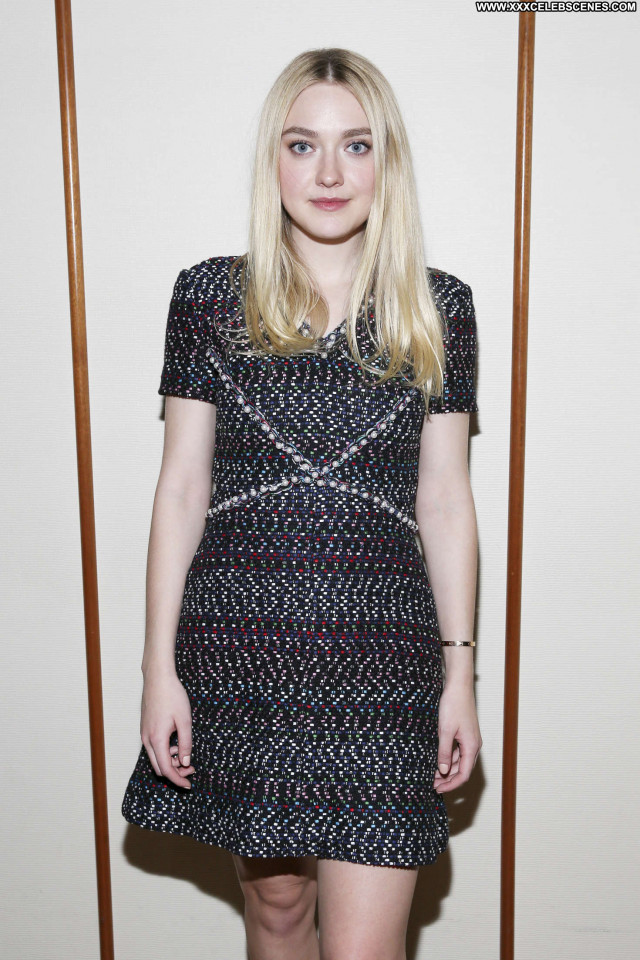 Dakota Fanning The Tribe Paparazzi Posing Hot Beautiful Babe Celebrity