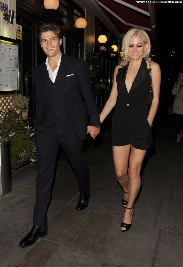 Pixie Lott No Source Celebrity Restaurant Babe Posing Hot Paparazzi