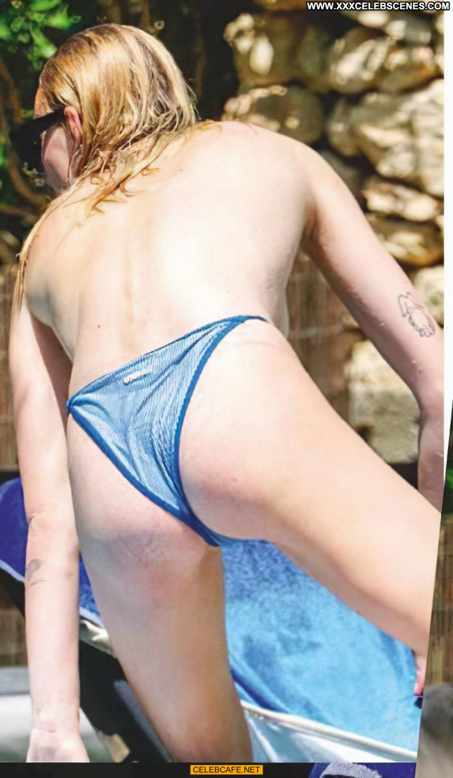 Sophie Turner No Source Posing Hot Paparazzi Beautiful Topless