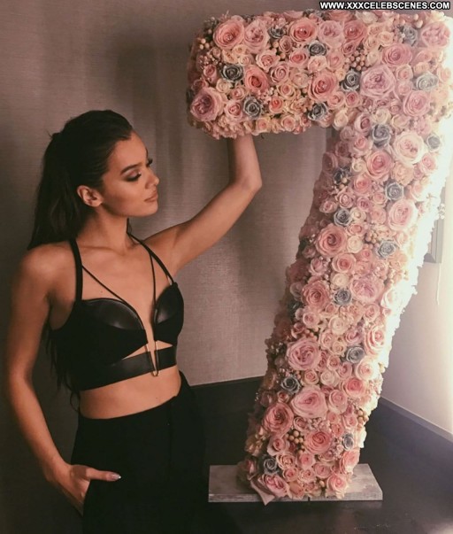 Hailee Steinfeld Celebrity Sexy Babe Posing Hot Beautiful Straight