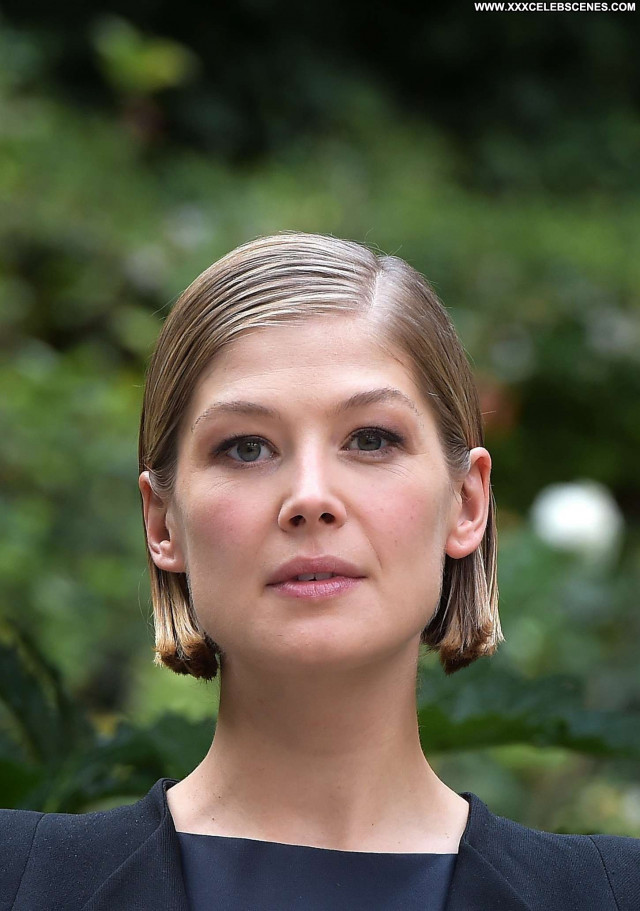 Rosamund Pike Gone Girl Posing Hot Celebrity Paparazzi Babe Beautiful