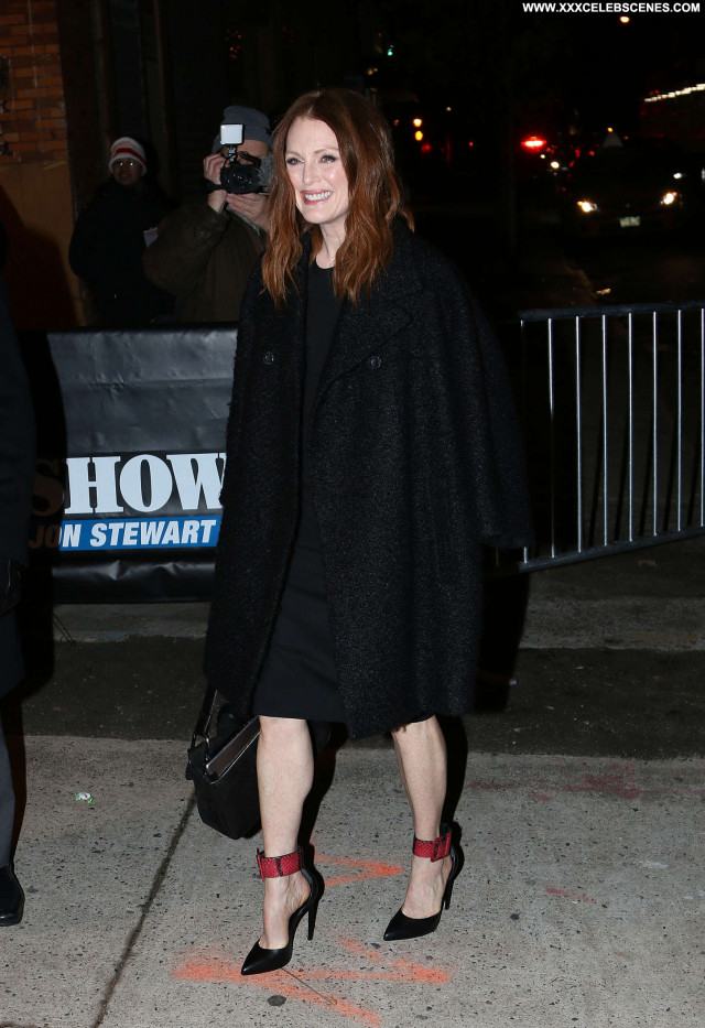 Julianne Moore The Daily Show  Nyc Celebrity Babe Posing Hot