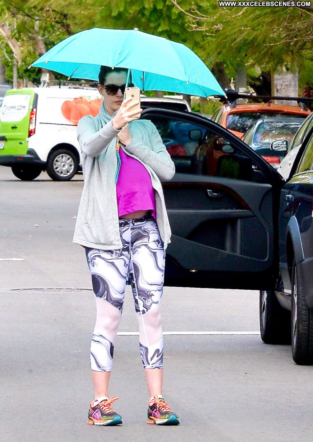 Anne Hathaway Beverly Hills Babe Beautiful Celebrity Paparazzi Posing
