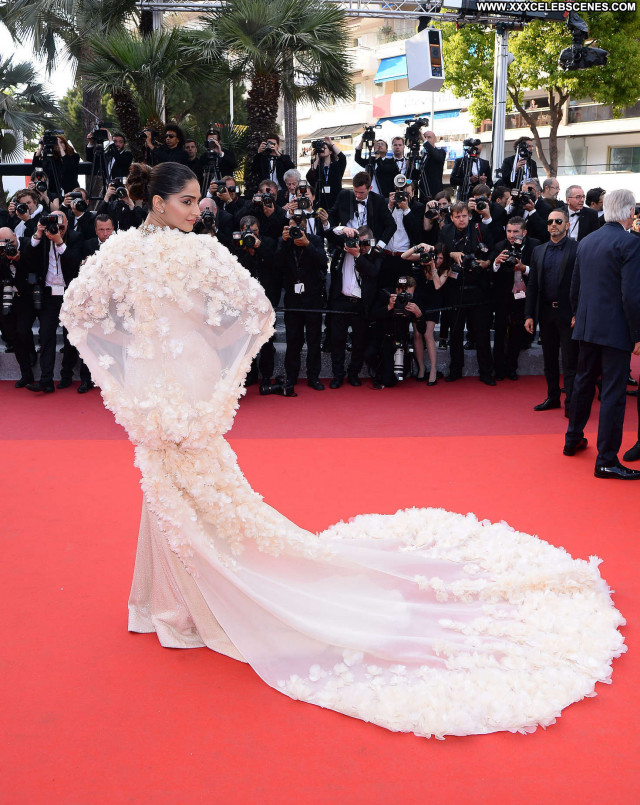 Sonam Kapoor Cannes Film Festival Celebrity Paparazzi Babe Posing Hot