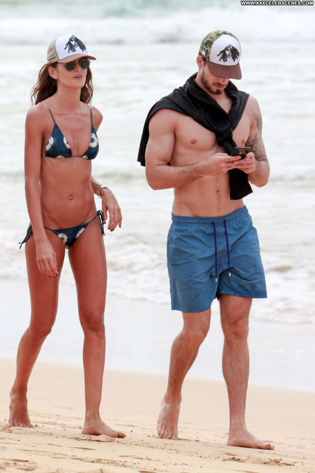 Izabel Goulart The Beach  Babe Celebrity Beautiful Paparazzi Posing