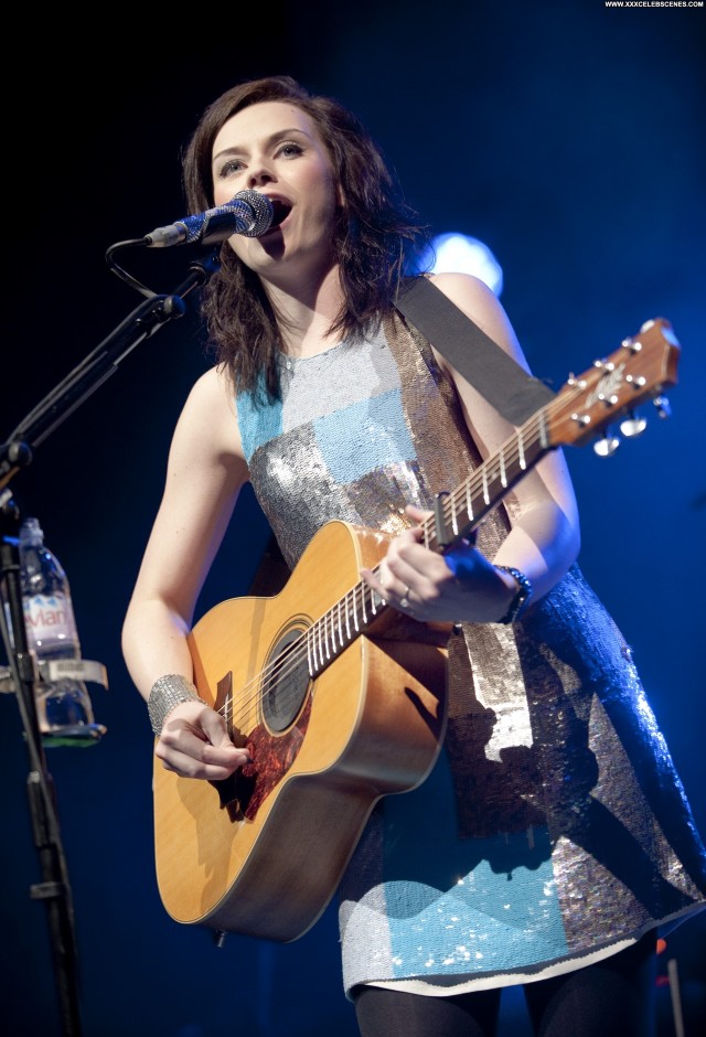 Amy Macdonald No Source Posing Hot Singer Babe Beautiful Park Stage